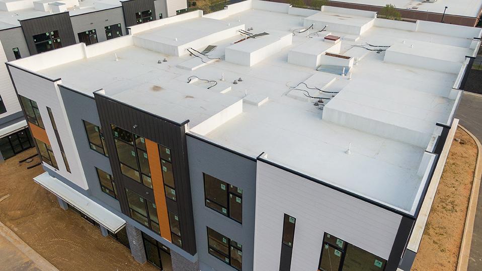 Toit blanc d'un bâtiment de bureaux