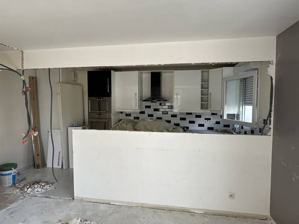 Transformation d'une cuisine fermée en cuisine ouverte avec bar à Vigneux-sur-Seine (91)
