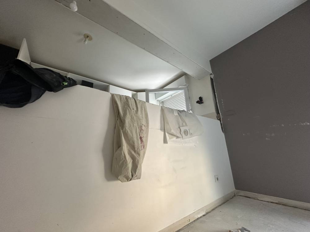 Construction d’un bar sur mesure avec cuisine ouverte à Vigneux-sur-Seine (91) : les travaux avancent !