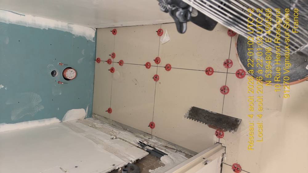 Pose d'un carrelage 60x60 dans les WC lors d'une rénovation complète réalisée par HOME Éditions à Vigneux-sur-Seine.