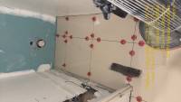 Pose d'un carrelage 60x60 dans les WC lors d'une rénovation complète réalisée par HOME Éditions à Vigneux-sur-Seine.
